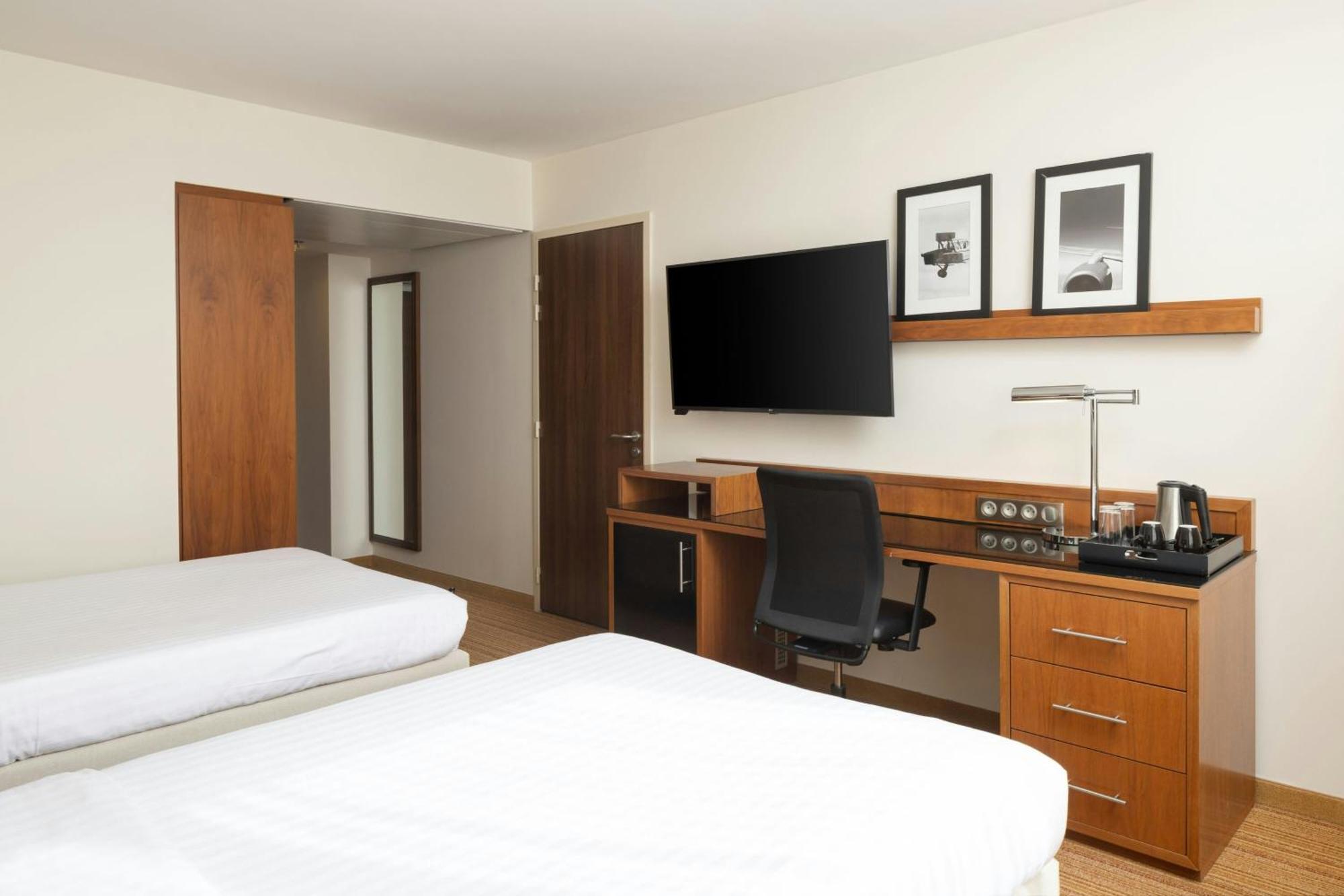 מלון Courtyard By Marriott Toulouse Airport מראה חיצוני תמונה